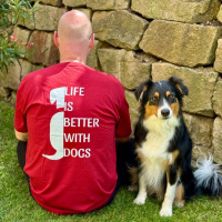 T-Shirt Life is better with dogs Unisex Rot
